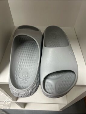 G/FORE Kids' Light Gray Foam Slide Sandals